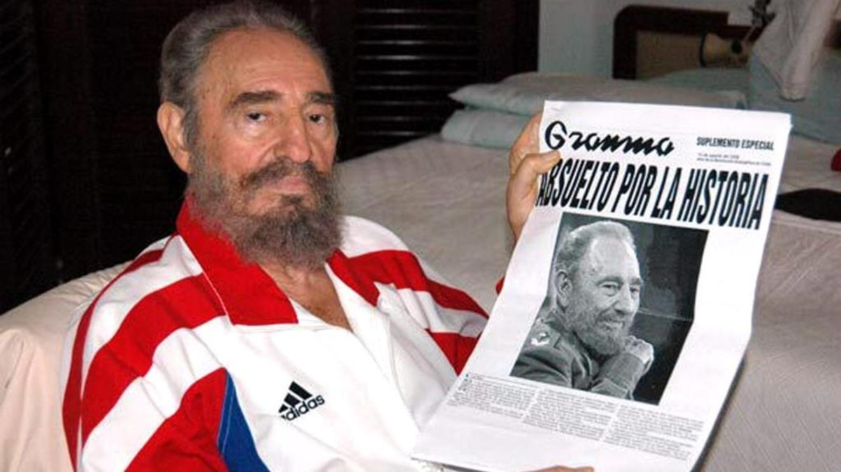 Fotografía del ex gobernante cubano Fidel Castro, que muestra un ejemplar del suplemento especial de la edición de ayer del diario "Granma", y que se publicó el domingo 13 de agosto, en el diario oficial "Juventud Rebelde".