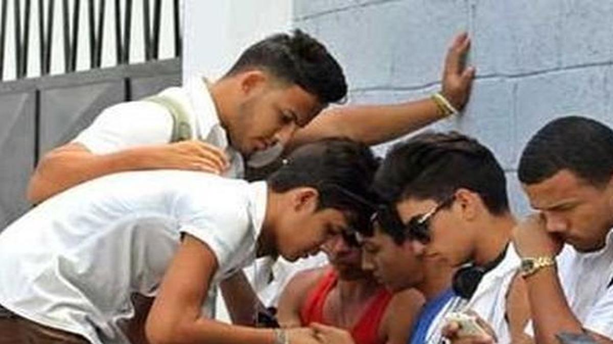 Jóvenes se agrupan en zonas donde hay conexión wifi en La Habana..