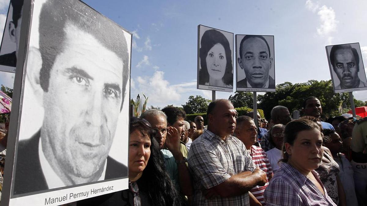 Familiares de las víctimas del acto terrorista a un avión de Cubana de Aviación en 1976 en las costas de Barbados donde murieron 73 personas, exigen justicia el jueves 6 de octubre de 2016, en una peregrinación en el cementerio de Colon, en La Habana (Cuba).