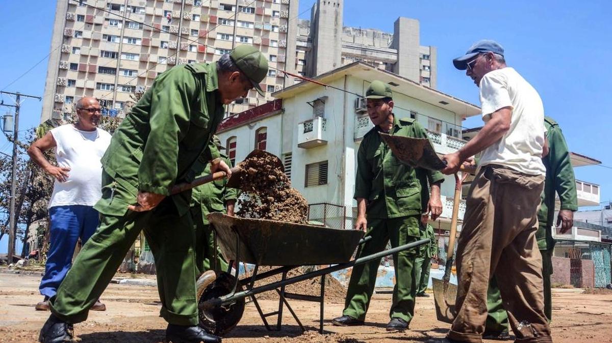 Militares cubanos participan en las labores de limpieza tras el paso del huracán Irma por La Habana.