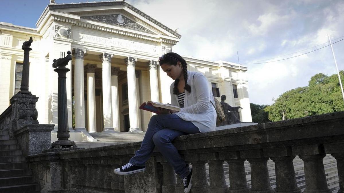 Foto de archivo muestra a una estudiante en la Universidad de La Habana, Cuba, el 15 de mayo de 2017. 