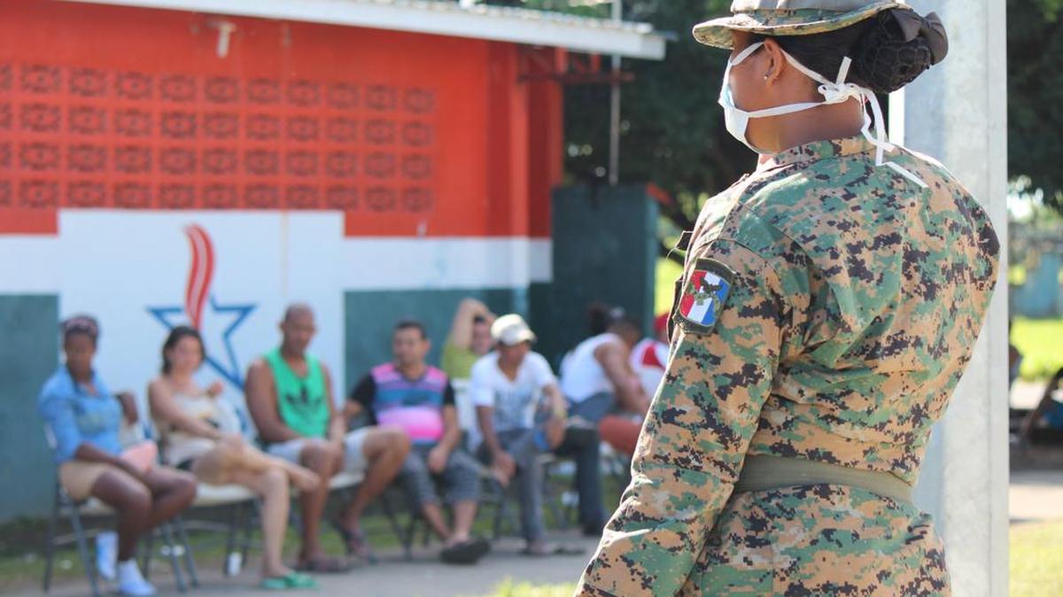 Los cubanos indocumentados varados en la frontera de Panamá con Costa Rica reciben el 6 de enero de 2016, revisión médica y vacunación, luego que uno de los isleños falleciera ayer debido a la gripe AH1N1, en Progreso (Panamá).