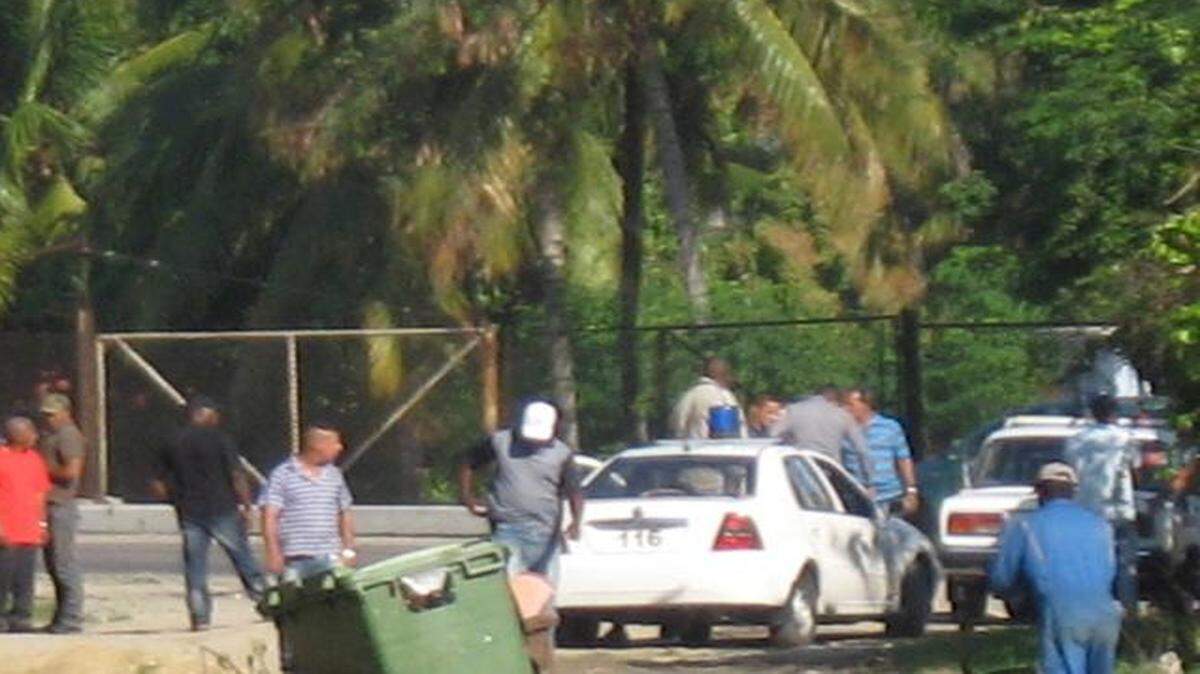 
Operativo policial en La Habana para evitar que activistas y opositores acudan el martes a la Plaza de la Revolución a participar en el performance de la artista Tania Bruguera.
