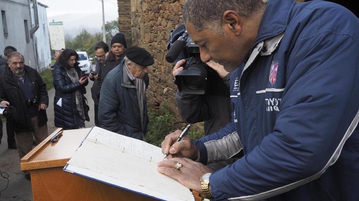 Un ciudadano cubano, vecino de Láncara, firma en el libro de condolencias tras una ofrenda floral de homenaje al líder cubano Fidel Castro fallecido ayer a la edad de 90 años en La Habana.