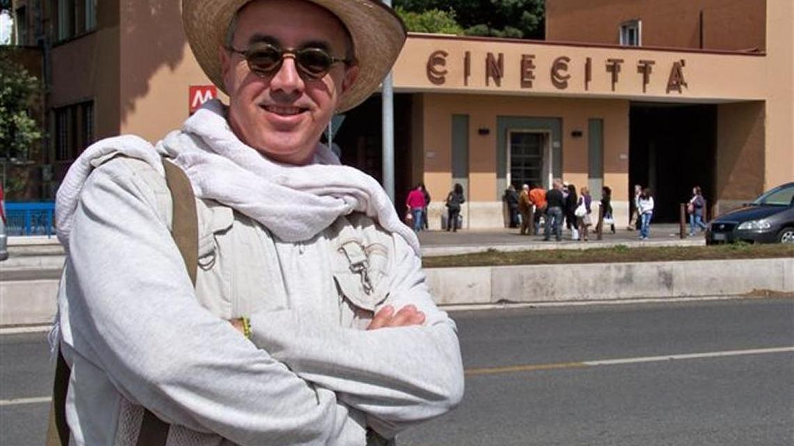 
Juan Carlos Cremata frente a Cinecitta en Roma.
