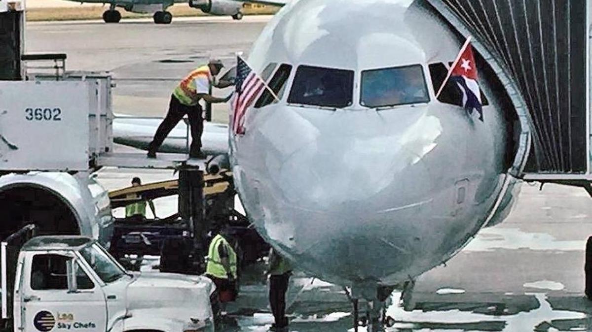 Preparativos de un avión de American Airlines para su vuelo inaugural regular de Miami a Cuba.