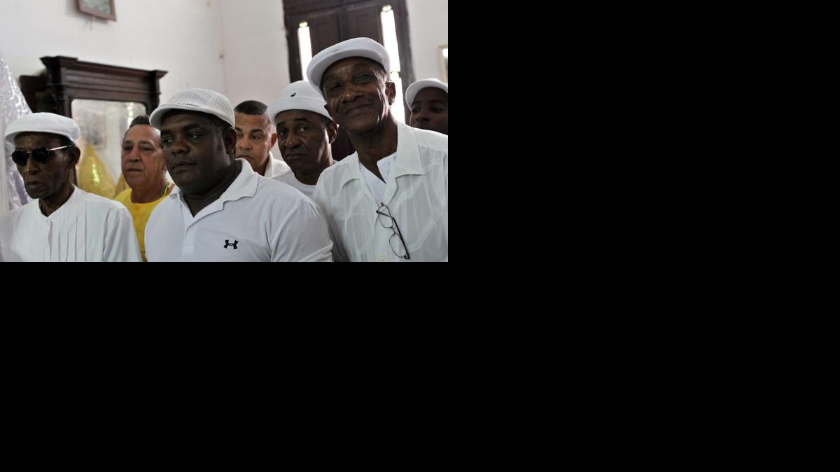 
Practicantes de los cultos afrocubanos escuchan hoy, sábado 3 de enero de 2015, la lectura de la Letra del Año, que divulga las predicciones de Ifá para el 2015 en La Habana (Cuba). Los sacerdotes de la santería cubana ("babalawos") aconsejaron a los dirigentes de Cuba y EE.UU que obren con inteligencia en la nueva etapa que se abre entre ambos países y no se dejen influenciar por el pasado o por "personas malintencionadas" que quieran "tirar piedras" a ese proceso. 
