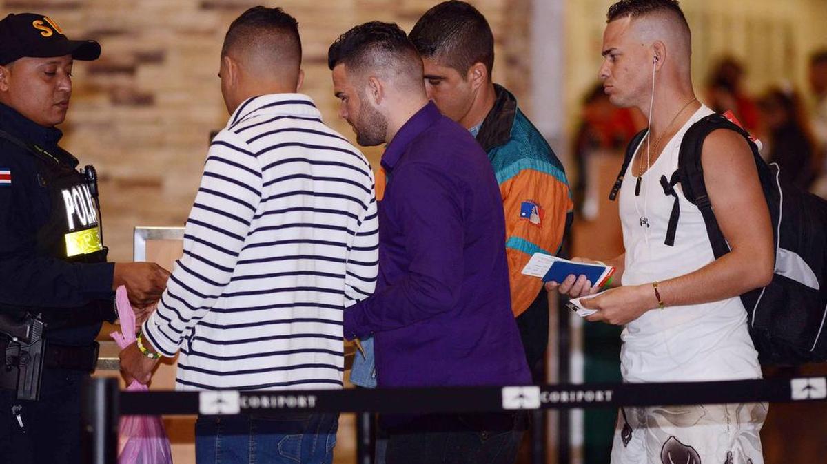 Los primeros 180 migrantes cubanos amparados por un acuerdo para ayudarlos a llegar a Estados Unidos emprendieron la última etapa de su odisea después de ingresar este miércoles a territorio mexicano procedentes de Guatemala.