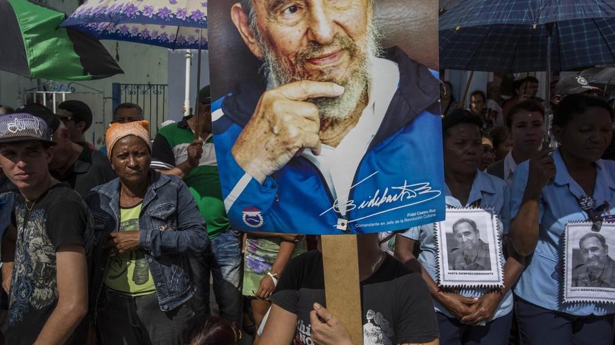 La gente espera para ver el cortejo fúnebre que lleva las cenizas de Fidel Castro a través de Las Tunas, Cuba, el viernes 2 de diciembre de 2016.