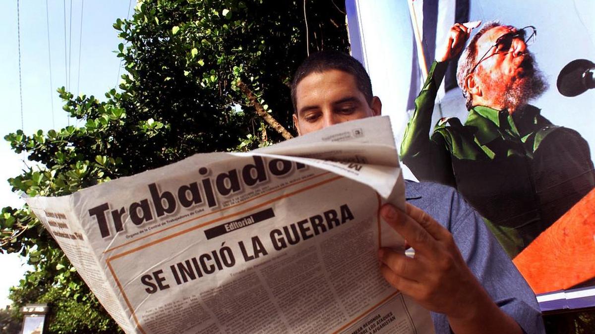 Un hombre lee el periódico Trabajadores en La Habana, Cuba. Foto de archivo.