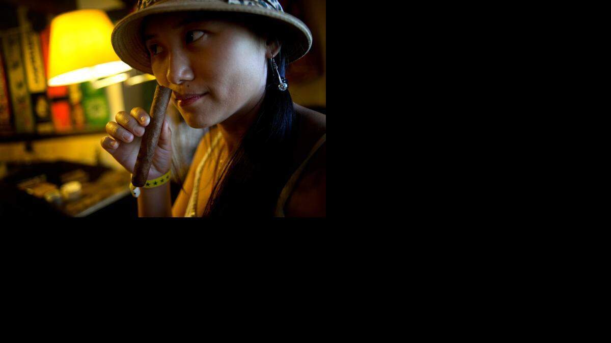 
Una turista aprecia el aroma de un puro en una cigarrería el viernes en La Habana, desde donde los viajeros podrán traer licor y tabaco por valor de hasta $100.
