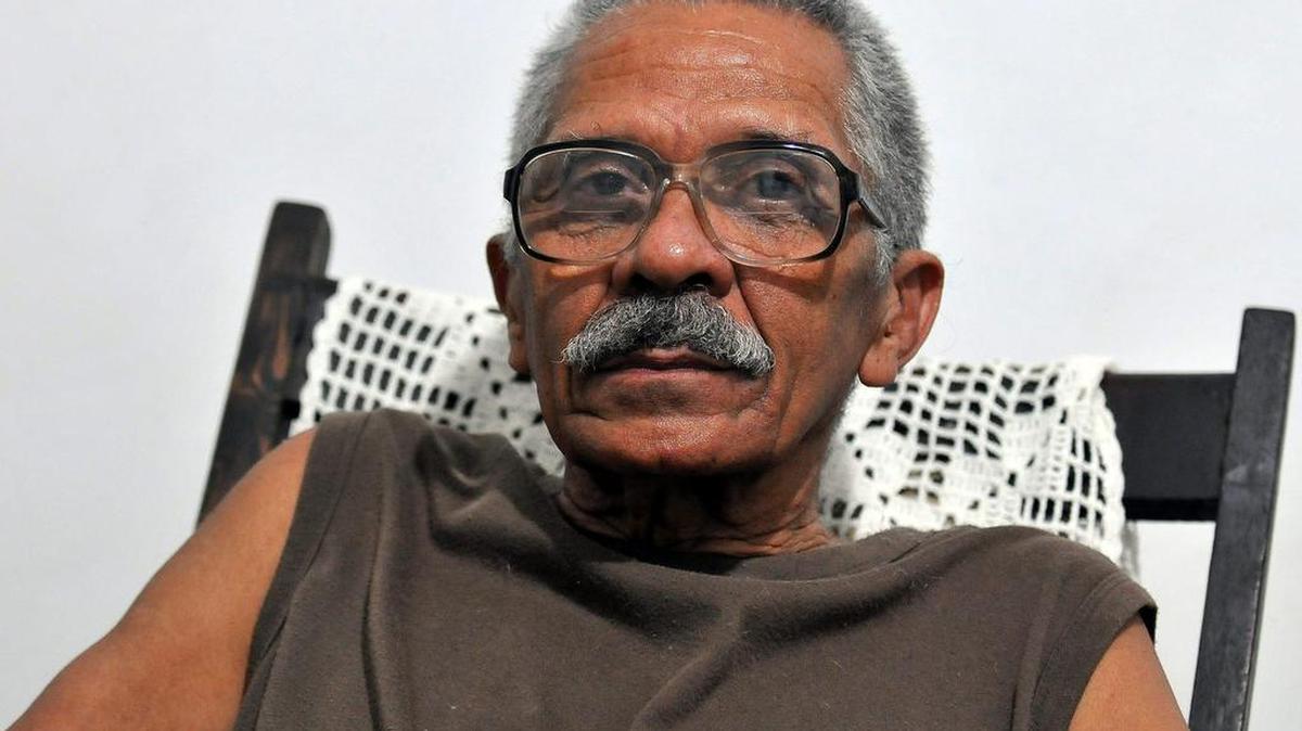 Fotografía de archivo del 13 de noviembre de 2010 del economista cubano Arnaldo Ramos, ex preso político del "Grupo de los 75", tras ser liberado en su casa de La Habana (Cuba).