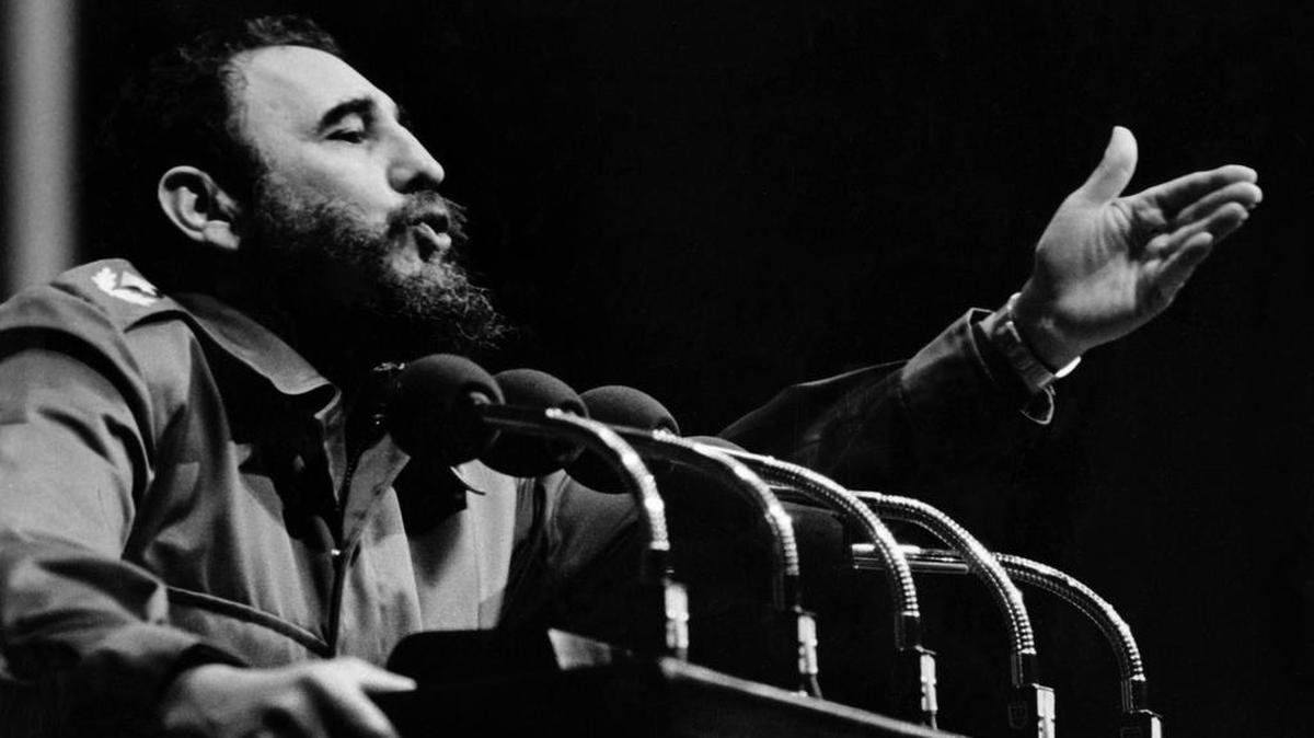 Esta foto de archivo tomada en la década de 1970 en La Habana muestra Primer Secretario cubano del Partido Comunista de Cuba y Presidente del Consejo de Estado Fidel Castro se dirigiéndose a la multitud.