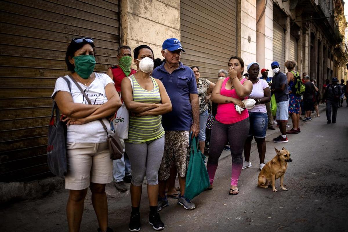 Gente hace cola para comprar alimentos en La Habana, Cuba, el martes 24 de marzo de 2020.