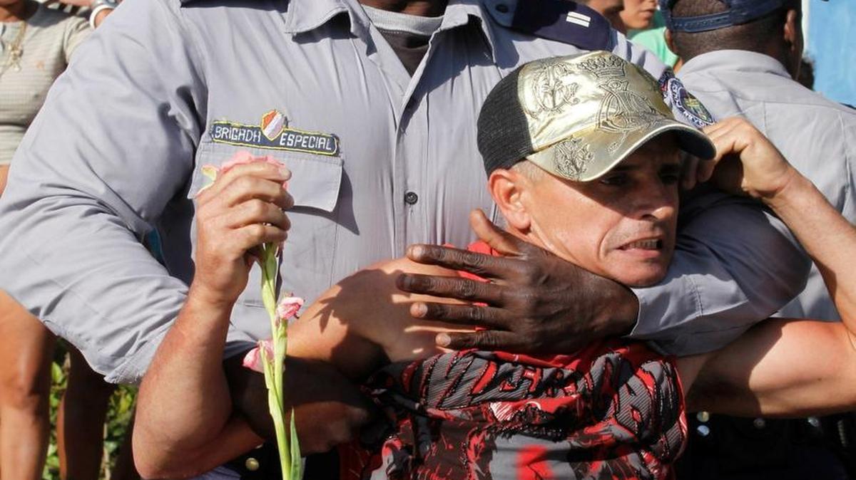 Opositores cubanos son arrestados en Santa Clara, Cuba en el 2011.