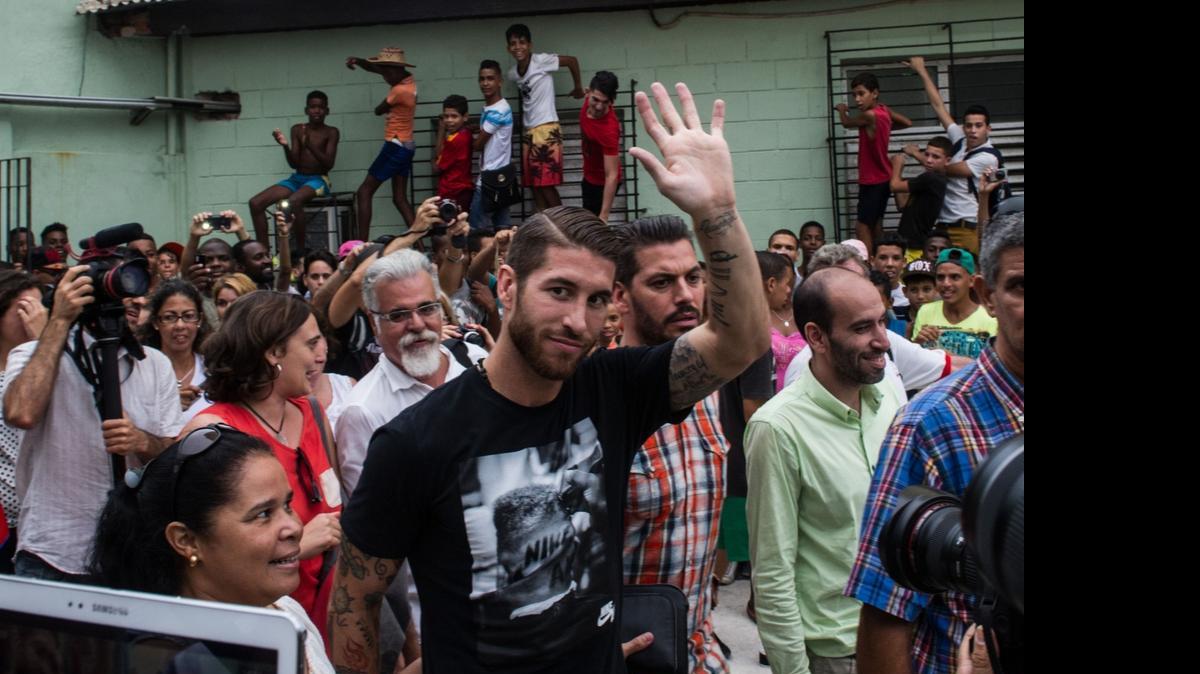 
La visita a La Habana del jugador Sergio Ramos, como embajador de buena voluntad de la UNICEF, provocó reacciones de furor y entusiasmo entre los aficionados de la isla al deporte de las multitudes.
