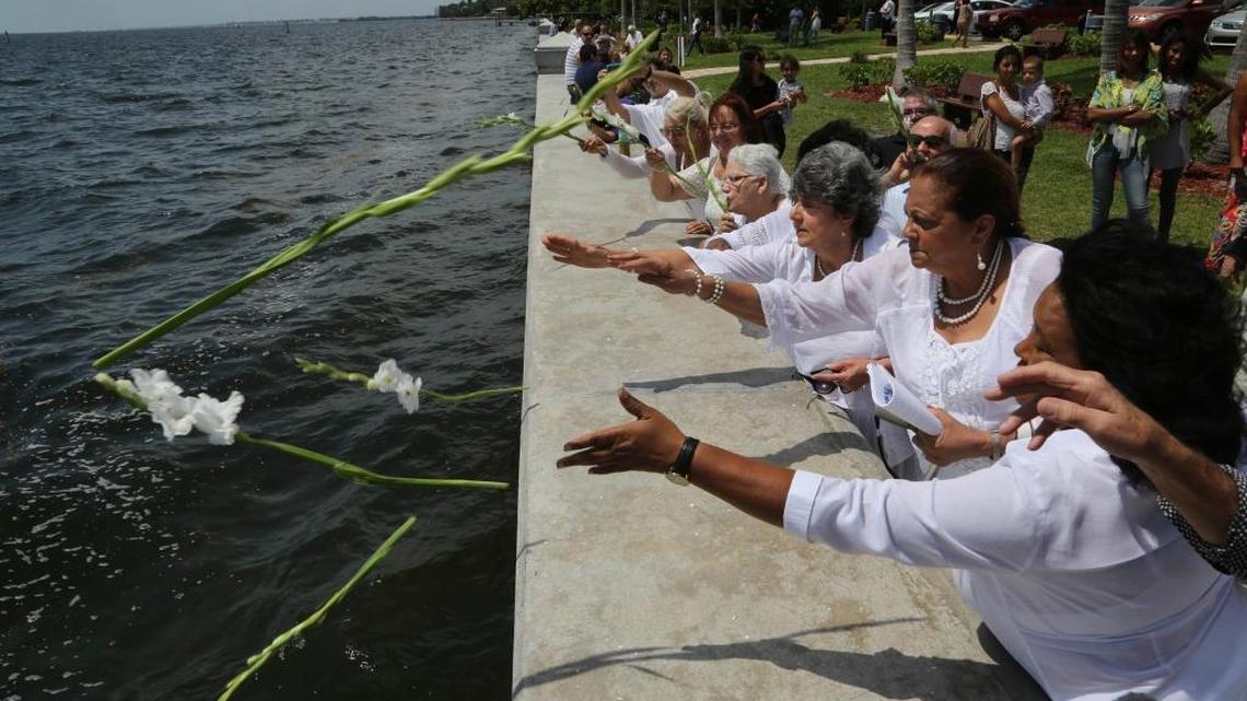 
Mujeres parte del grupo opositor cubano Damas de Blanco arrojan flores al mar durante un evento conmemorativo este domingo, 13 de septiembre, en los predios de la Ermita de la Caridad.
