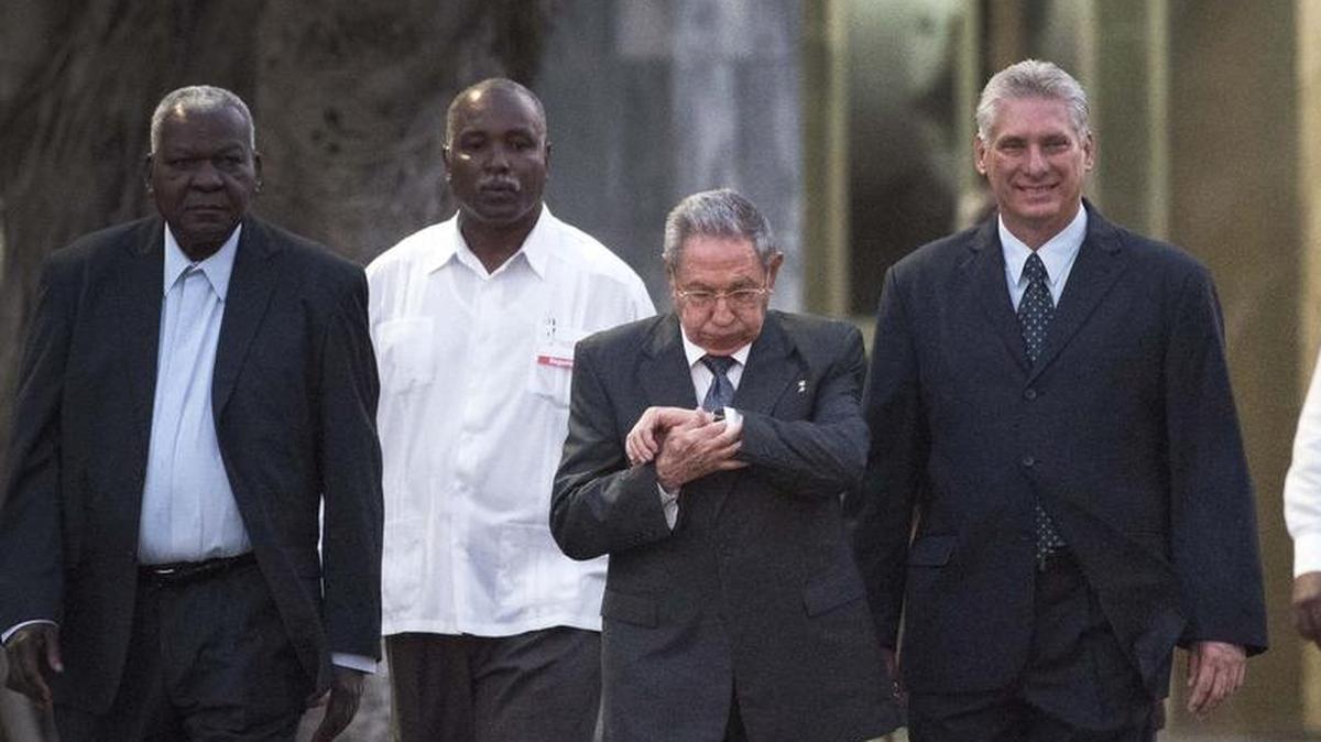 El gobernante cubano Raúl Castro (centro) acompañado del vicepresidente Miguel Díaz-Canel (der) y el presidente de la Asamblea Nacional, Esteban Lazo (extrema izquierda), cuando asistieron a una ceremonia en enero.