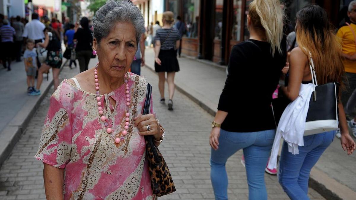 Una mujer camina por una calle de La Habana, el 27 de octubre de 2017. Casi ahogada por la crisis de los años 90, la emergente moda cubana comienza a prosperar, impulsada por pequeños proyectos privados.