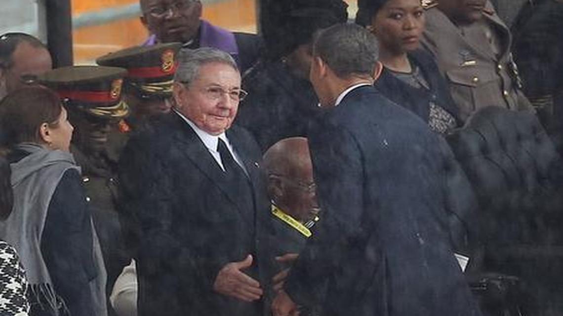 
El famoso apretón de manos entre Barack Obama y Raúl Castro durante los funerales de Nelson Mandela en el FNB Stadium de Soweto, Sudáfrica, el 10 de diciembre del 2013.


