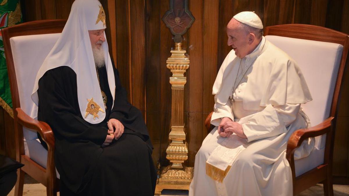 El papa Francisco (d) se reúne con el patriarca ortodoxo ruso Kiril (i) hoy, viernes 12 de febrero de 2016, en el aeropuerto internacional José Martí de La Habana (Cuba).