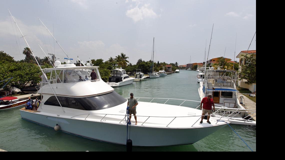 
Entrada del yate en que llegaron los nietos del escritor estadounidense Ernest Hemingway, John y Patrick Hemingway, a las instalaciones de la marina Hemingway, en La Habana, Cuba). 

