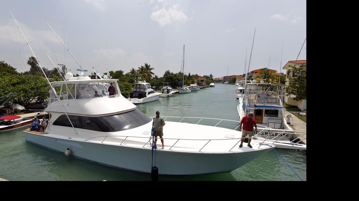 
Entrada del yate en que llegaron los nietos del escritor estadounidense Ernest Hemingway, John y Patrick Hemingway, a las instalaciones de la marina Hemingway, en La Habana, Cuba). 
