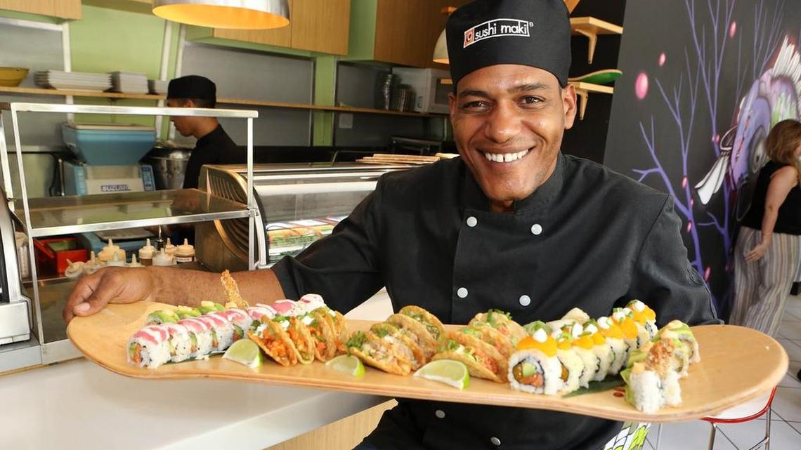 
Chef cubano Michael Calvo Oviedo trabaja el lunes en el restaurant Sushi Maki en Brickell, como parte de un programa de intercambio para promover a los maestros de cocina cubanos en el sur de la Florida.
