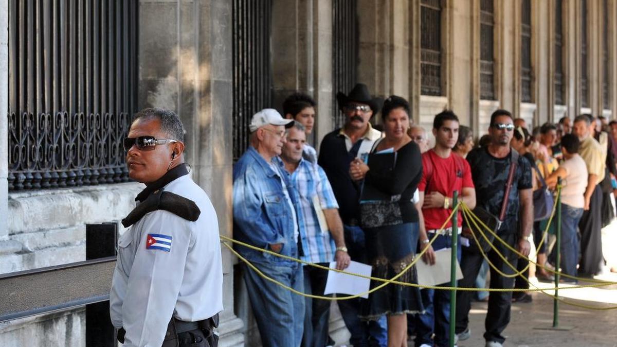 Un grupo de personas espera para realizar trámites ante la embajada de España en La Habana en el 2011.
