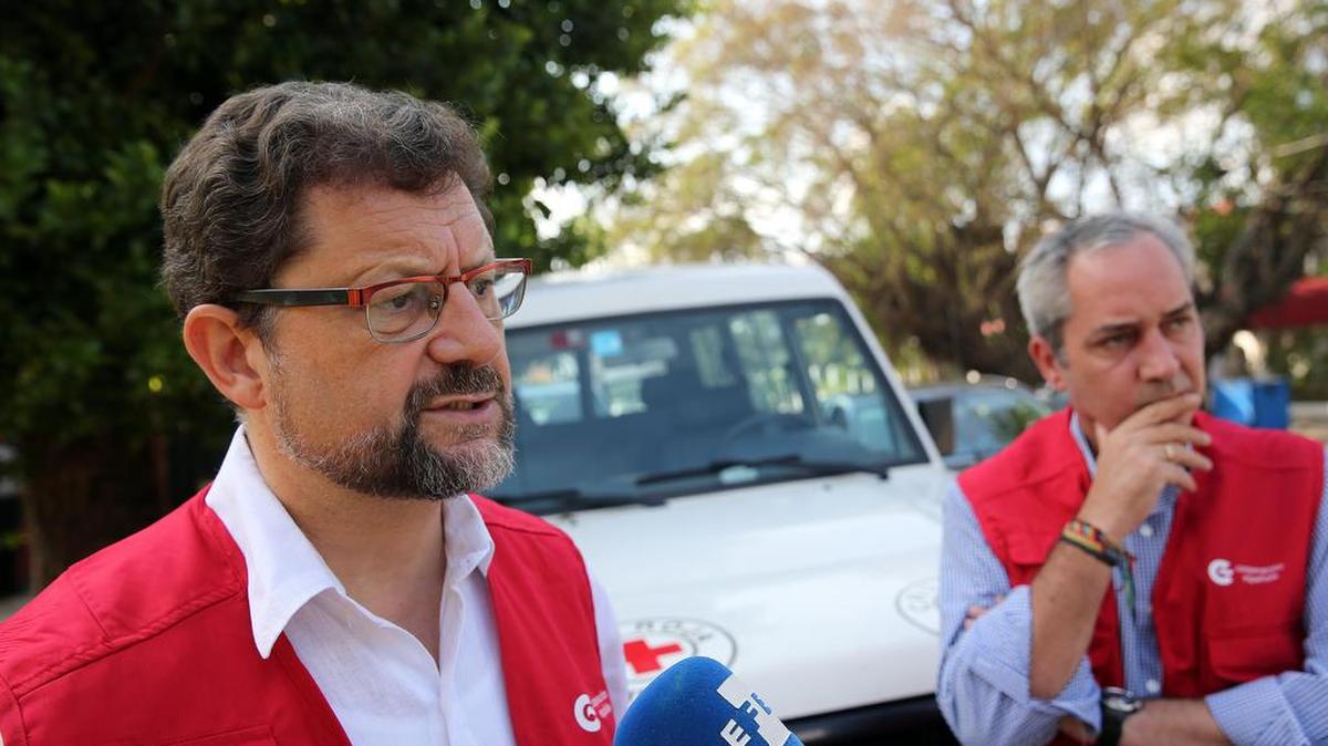 El embajador de España en Cuba, Juan José Buitrago (i), habla con Efe antes de una reunión con el secretario general de la Cruz Roja cubana, Luis Foyo, el lunes 18 de septiembre de 2017, en La Habana (Cuba).