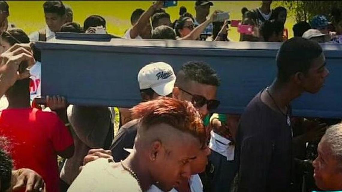 Amigos y familiares asisten al funeral de Luis Santacruz Labrada, en la ciudad de Cienfuegos.