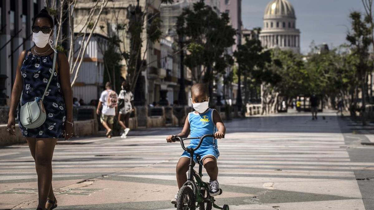 Una mujer acompaña a su hijo por el Paseo del Prado en La Habana, 3 de julio del 2020.