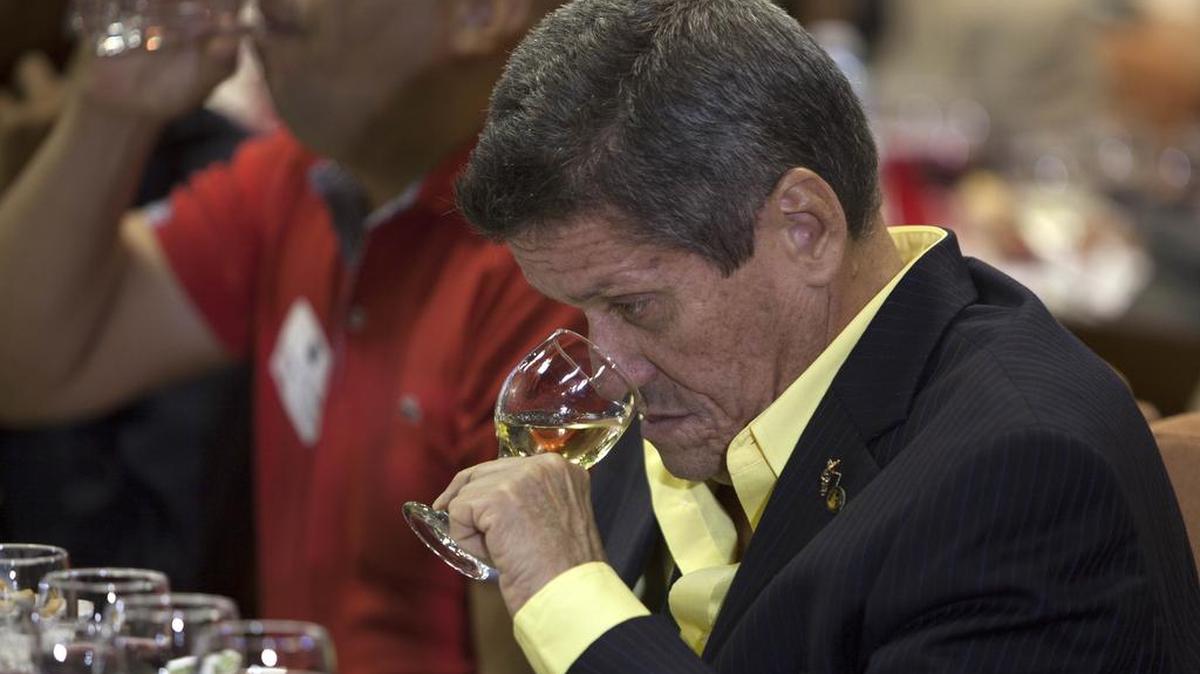 Fernando Fernández, maestro sommelir cubano, durante el un simposio de vinos californianos el 2 de febrero en La Habana.