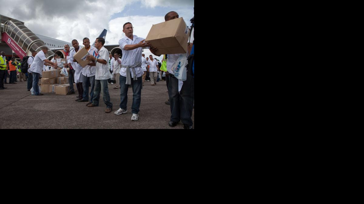 
Médicos y enfermeros cubanos descargan medicinas e instrumental al arribar al aeropuerto de Freetown, Sierra Leona, adonde llegaron en misión humanitaria para luchar contra la epideia de ébola.
