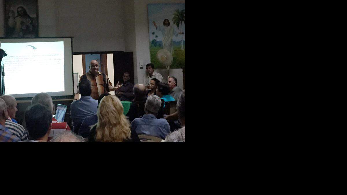 
Dagoberto Valdés da una charla en una iglesia en Cuba, en enero de 2015.
