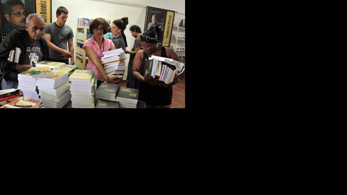 
Varias personas compran libros durante la jornada de apertura de la XXIV Feria del Libro de La Habana, Cuba.
