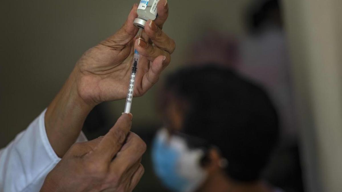 ARCHIVO - En esta fotografí­a de archivo del 23 de junio de 2021, una enfermera prepara una dosis de la vacuna cubana Abdala contra COVID-19 en La Habana, Cuba. Cuba ha estado tratando de implementar rápidamente las dos vacunas que ha aprobado para uso masivo, Abdala y Soberana, las cuales requieren tres inyecciones. (AP Foto/Ramon Espinosa, Archivo)