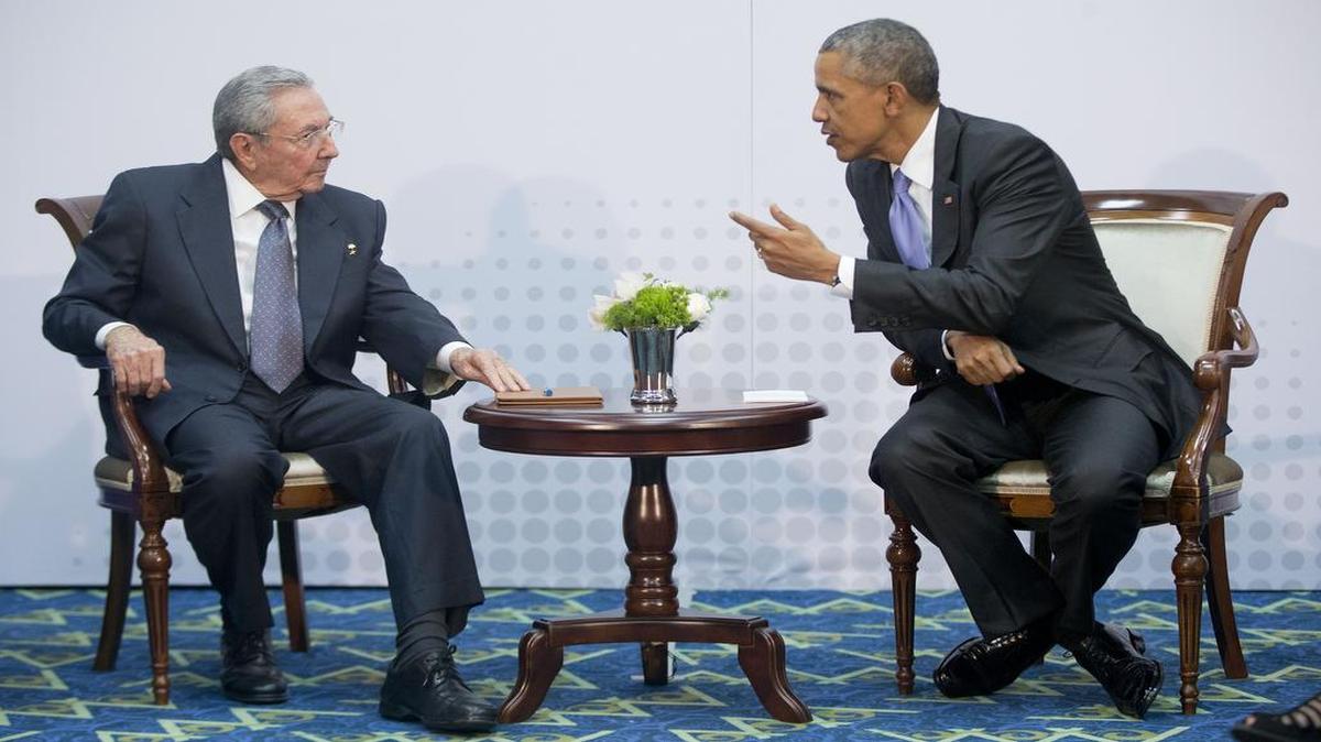 El presidente Barack Obama con el gobernante cubano Raúl Castro durante una reunión en el marco de la Cumbre de las Américas realizada en Panamá en abril del 2015.