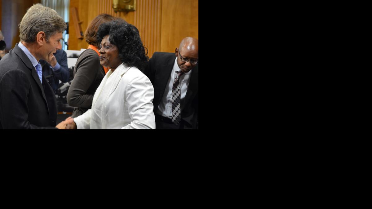 
Tom Malinowski, del Departamento de Estado, saluda a Berta Soler durante la comparecencia de varios activistas cubanos en una audiencia con senadores, el 3 de febrero en Washington.
