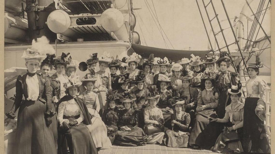 
Maestras cubanas a bordo del Sedgwick, camino a Estados Unidos para asistir al curso de verano en Harvard. En el centro, con sombrero de plumas, María de Jesús Hernández Alfonso.
