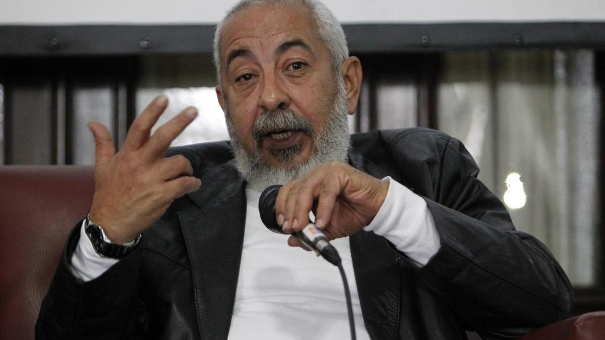 El escritor cubano Leonardo Padura habla en el encuentro "Jueves culturales" hoy, jueves 25 de febrero de 2016, en La Habana (Cuba). Padura valoró la próxima visita a la isla del presidente de Estados Unidos, Barack Obama, ya que marca "un momento diferente" en las relaciones entre ambos países, que a su juicio siempre han sido muy traumáticas. Los "Jueves Culturales" son organizados por la Embajada de España en La Habana.