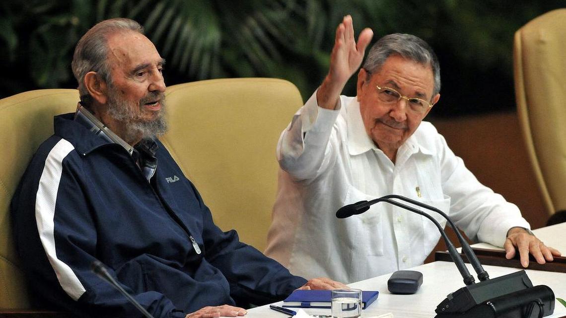 Fotografía de archivo del 19 de abril de 2011, del líder cubano Fidel Castro (i), junto a su hermano Raúl (d) en La Habana (Cuba). Fidel Castro murió a los 90 años de edad, informó este, viernes 25 de noviembre de 2016, el presidente Raúl Castro, en una alocución en la televisión estatal.