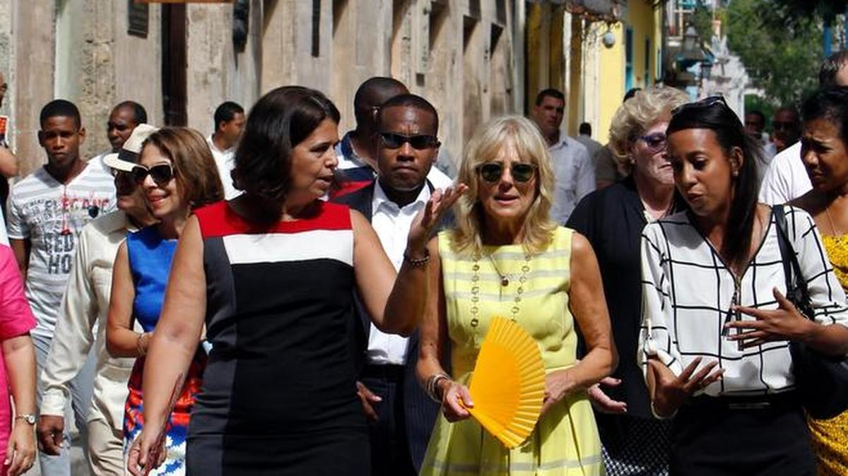 La esposa del vicepresidente Joe Biden, Jill Biden (centro), durante una visita a La Habana el viernes.