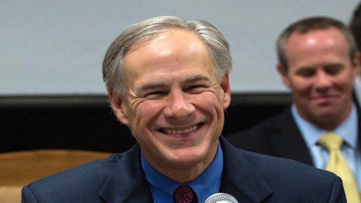 El gobernador estadounidense de Texas, Greg Abbott, se reúne con el ministro cubano de Comercio Exterior, Rodrigo Malmierca (fuera de cuadro), hoy, miércoles 2 de diciembre de 2015, en La Habana (Cuba). Abbott es el tercer gobernador estadounidense que viaja a la isla desde que se anunció el restablecimiento de relaciones diplomáticas entre Cuba y EE.UU.