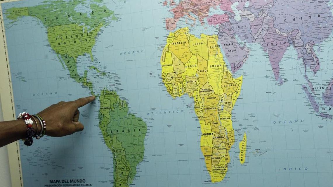 Un cubano muestra la ruta que siguió por Latinoamérica para tratar de llegar a EEUU. Foto de archivo.