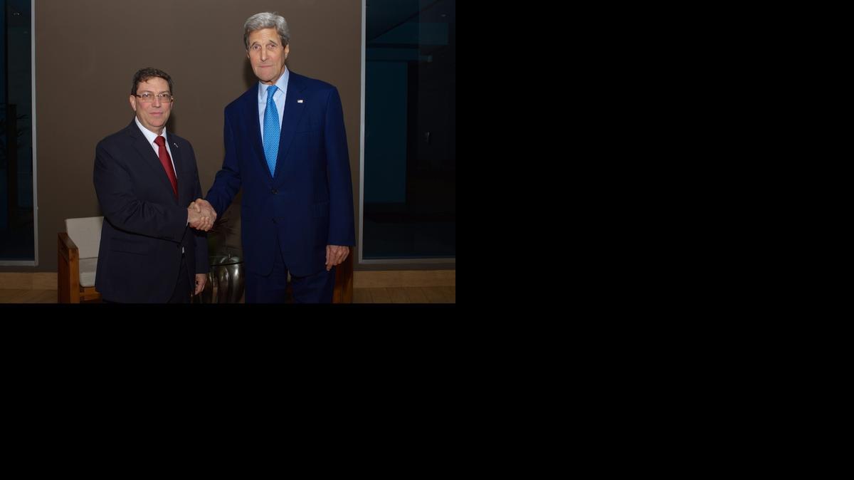 
Fotografía cedida por el Departamento de estado de Estados Unidos del Secvretario de estado, John Kerry (d) junto al ministro cubano de Relaciones Exteriores, Bruno Rodriguez (i), durante una reunión bilateral en Ciudad de Panamà, Panamà , el 9 de abril 2015. 
