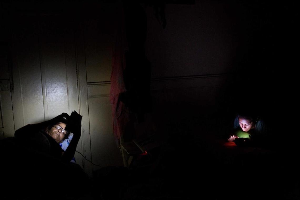 Marta Amaro y Liset Barrios revisan sus cuentas de Facebook en Lima, Perú, luego de casi 40 horas de viaje en autobús.