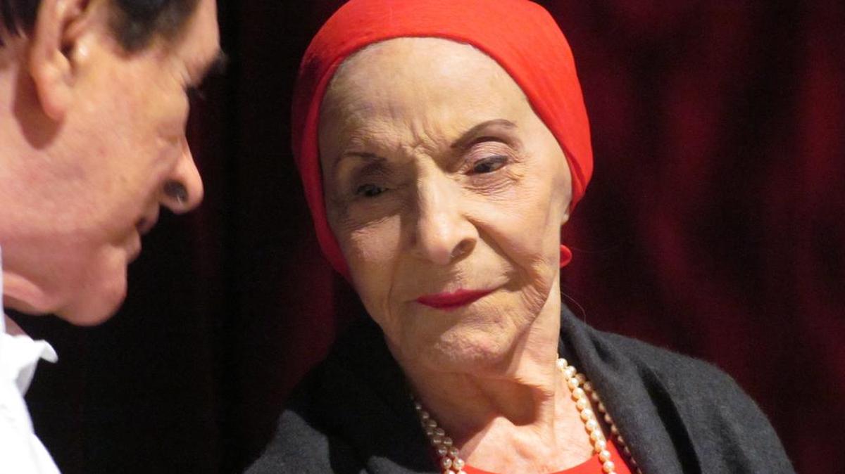 La legendaria bailarina y coreógrafa cubana Alicia Alonso escucha a su esposo Pedro Simón durante una rueda de prensa el jueves 9 de junio 2016, en la Sala de Festivales Antonio Paoli del Centro de Bellas Artes Luis A. Ferré en San Juan, Puerto Rico.