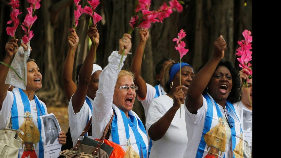 
Integrantes de las Damas de Blanco, participan en una manifestación en La Habana, en el 2014. Ocho de ellas fueron expulsadas recientemente de una iglesia. 
