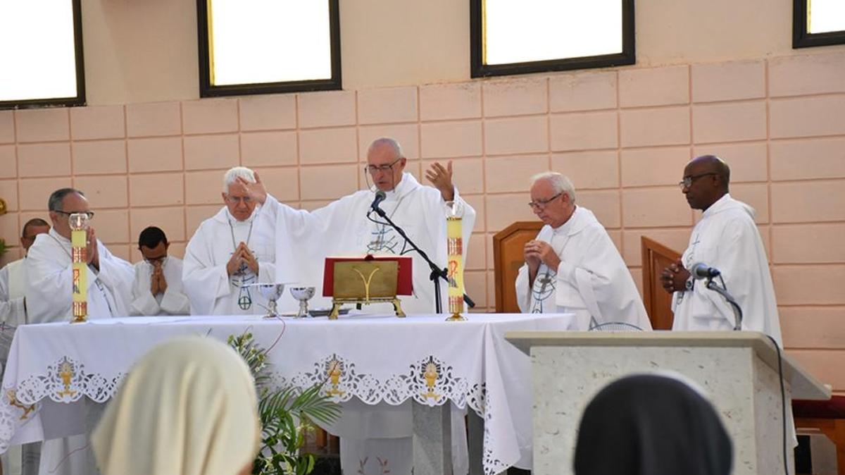 El padre Silvano Pedroso (Izquierda) concelebra una eucaristía en la diócesis de Guantánamo-Baracoa el 6 de abril de 2018.